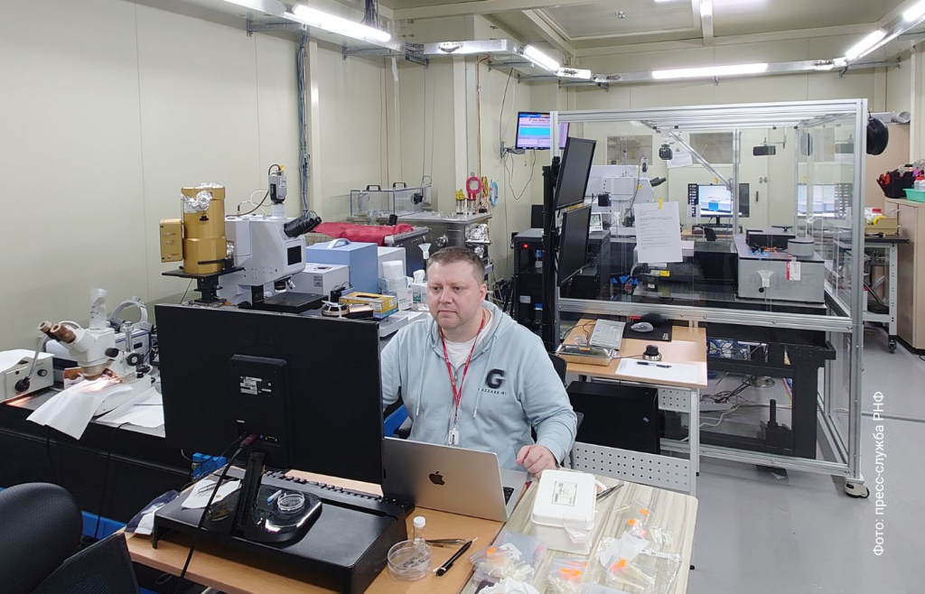 Павел Середин в лаборатории 12D-синхротронной инфракрасной микро- и наноспектроскопии